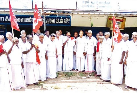 பயிர்க்காப்பீட்டு தொகை வழங்கக்கோரி ஆர்ப்பாட்டம் விவசாயிகள் சங்கம் சார்பில் நடைபெற்றது