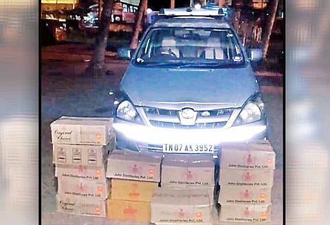 காரில் கடத்தி வரப்பட்ட 744 மதுபாட்டில்கள் பறிமுதல்