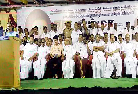 ராஜபக்சே கருத்து குறித்து மு.க.ஸ்டாலின் விளக்கம் அளிக்க வேண்டும் - அமைச்சர் சரோஜா பேச்சு