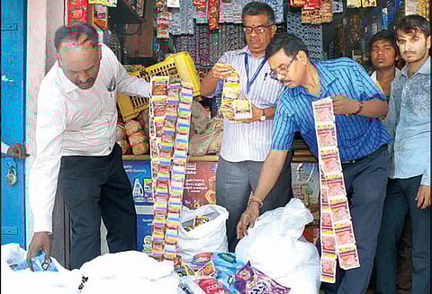 சேலத்தில் 2 கடைகளில் 88 கிலோ குட்கா பறிமுதல்