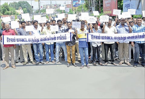 மாவட்டம் முழுவதும் 1,500 மருந்து கடைகள் அடைப்பு ‘ஆன்-லைன்’ விற்பனைக்கு எதிர்ப்பு