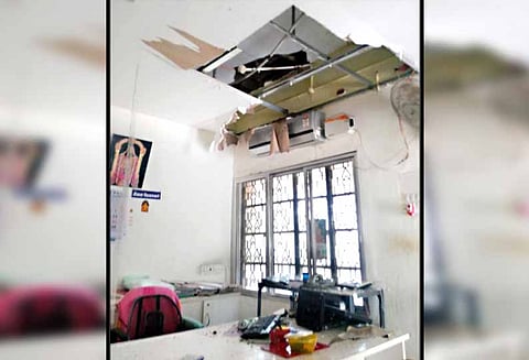 மின்னல் தாக்கி கூட்டுறவு வங்கியின் மேற்கூரை சேதம்
