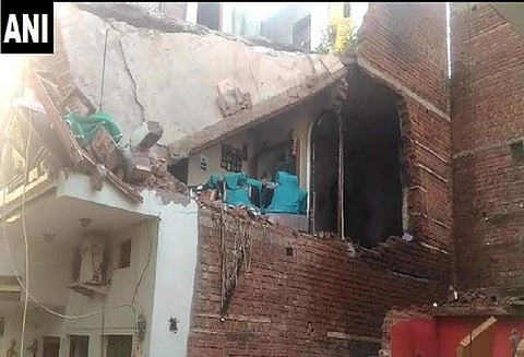 குளிர்சாதனப்பெட்டி வெடித்ததில் வீட்டின் சுவர் இடிந்து விபத்து: 4 பேர் பலி