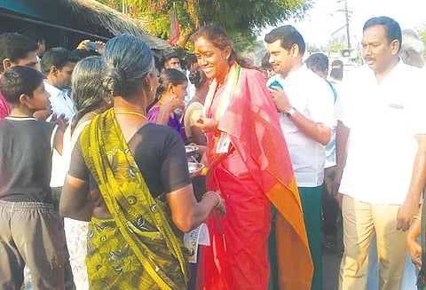 கரூர் ஒன்றிய பகுதியில் காங்கிரஸ் வேட்பாளர் ஜோதிமணி வாக்குசேகரிப்பு