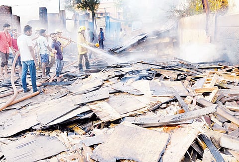 திருச்சி மரப்பட்டறையில் தீ விபத்து பல லட்சம் ரூபாய் மதிப்புள்ள பலகைகள் எரிந்து நாசம்