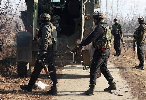காஷ்மீர் புல்வாமாவில் துப்பாக்கி சண்டை: லஸ்கர் தளபதி உள்பட 4 பயங்கரவாதிகள் சுட்டுக்கொலை