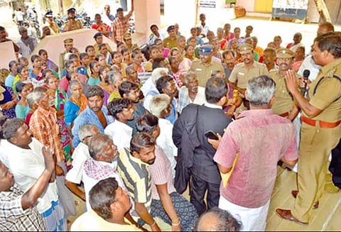 கோழிப்பண்ணை அமைக்க எதிர்ப்பு, ஒன்றிய அலுவலகத்தை முற்றுகையிட்டு பொதுமக்கள் தர்ணா