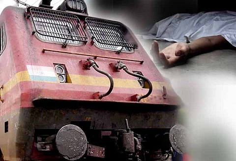 கோவையில், ரெயில் என்ஜினில் சிக்கி பல கி.மீட்டர் தூரம் இழுத்து வரப்பட்ட உடல் - பயணிகள் பீதி