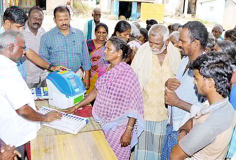 100 சதவீதம் வாக்களிக்க வலியுறுத்தி விழிப்புணர்வு