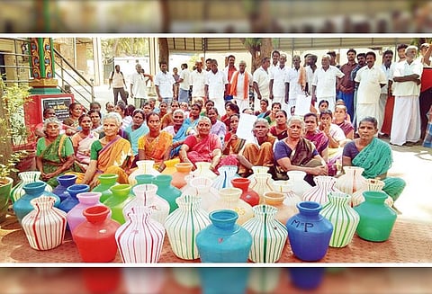 குடிநீர் பிரச்சினையை தீர்க்கக்கோரி, காலிக்குடங்களுடன் ஊராட்சி ஒன்றிய அலுவலகத்தை முற்றுகையிட்ட கிராம மக்கள்