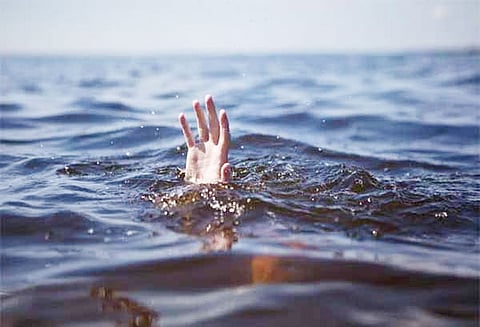 திருவெறும்பூர் அருகே கல்குவாரி குளத்தில் மூழ்கி தந்தை- மகன் பலி குளிக்க சென்றபோது பரிதாபம்