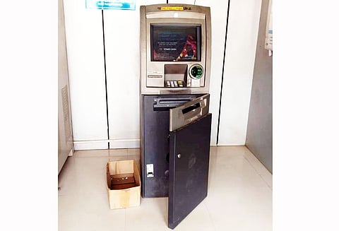 திருவானைக்காவலில் ஏ.டி.எம். எந்திரத்தின் கதவு திறந்து கிடந்ததால் பரபரப்பு