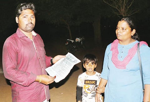 திருச்சி கோர்ட்டு வளாகத்தில் மாடியில் இருந்து குடும்பத்துடன் குதித்து தற்கொலை செய்ய முயன்ற ஊழியர்