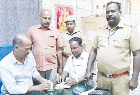 வாகன சோதனையின் போது திருச்சி மாவட்டத்தில் ரூ.7¾ லட்சம் சிக்கியது