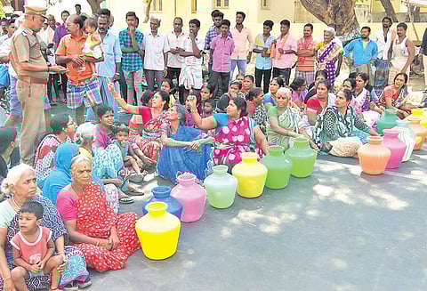 திருத்தணியில் குடிநீர் வழங்கக்கோரி பொதுமக்கள் சாலைமறியல்