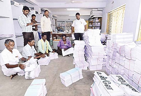 வாக்குச்சாவடி மையங்களுக்கு தேவையான பொருட்கள் சட்டமன்ற தொகுதி வாரியாக அனுப்பும் பணி மும்முரம்