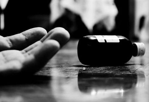 வாலிபர் இறந்த துக்கத்தில் தாத்தா தற்கொலை: விஷம் குடித்த தந்தையும் சாவு