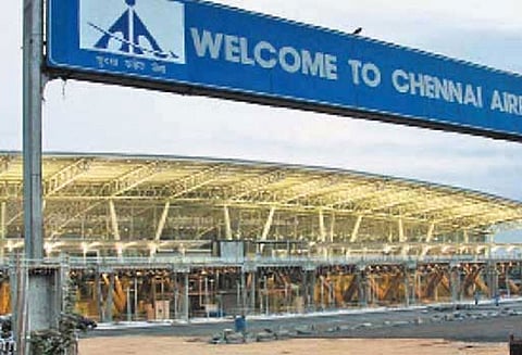 சென்னை விமான நிலையத்தில் ரூ.27½ லட்சம் தங்கம் பறிமுதல் ரூ.20 லட்சம் வெளிநாட்டு பணமும் சிக்கியது