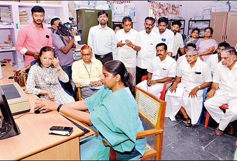 மின்னணு வாக்குப்பதிவு எந்திரங்களை கணினி மூலம் ஒதுக்கீடு செய்யும் இறுதிக்கட்ட பணி - கலெக்டர் தலைமையில் நடந்தது