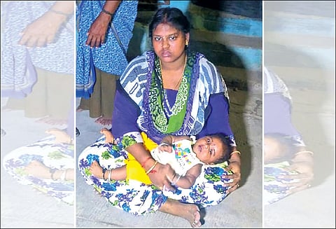 சேர்ந்து வாழ வலியுறுத்தி கணவர் வீட்டு முன்பு குழந்தையுடன் இளம்பெண் போராட்டம்