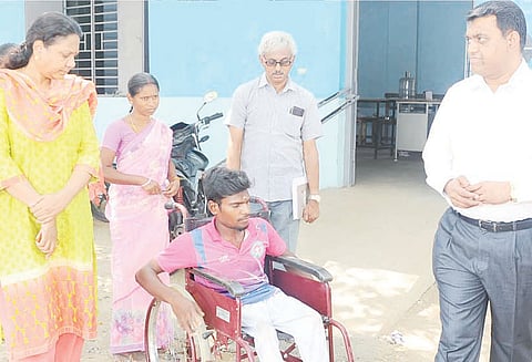 வாக்குச்சாவடிகளில் மாற்றுத்திறனாளிகளுக்கான வசதிகளை தேர்தல் பார்வையாளர் ஆய்வு