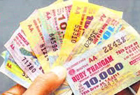 லாட்டரி சீட்டு விற்ற 9 பேர் கைது ரூ.22 ஆயிரம் பறிமுதல்