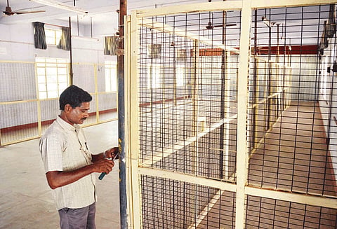 சித்தோடு சாலை மற்றும் போக்குவரத்து பொறியியல் கல்லூரியில் வாக்கு எண்ணிக்கை மையம் தயாராகி வருகிறது