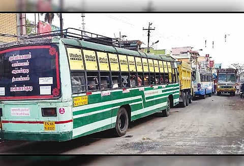 நீடாமங்கலத்தில், என்ஜின் பழுதடைந்ததால் ரெயில்கள் தாமதம் - ரெயில்வேகேட் மூடப்பட்டதால் சாலை போக்குவரத்து பாதிப்பு