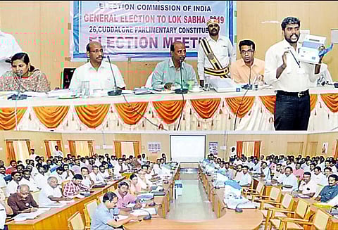 தேர்தல் நடத்தை விதிகளுக்கு உட்பட்டு அதிகாரிகள் பணியாற்ற வேண்டும் - கலெக்டர் அன்புசெல்வன் அறிவுரை