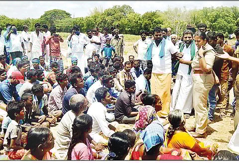 கெயில் நிறுவனம் சார்பில் குழாய்கள் பதிக்கும் பணிக்கு எதிராக விவசாயிகள் தர்ணா திருவெண்காடு அருகே பரபரப்பு