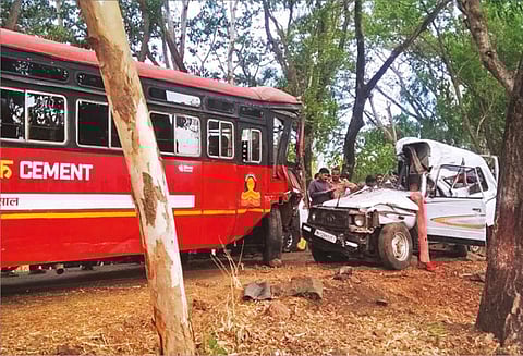 கோலாப்பூரில் பயங்கர விபத்து பஸ் மீது கார் மோதி 7 பேர் பலி 20 பேர் காயம்
