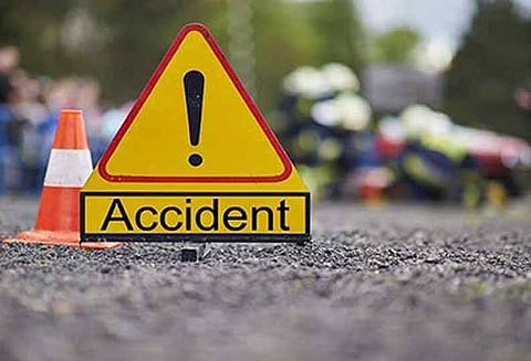 சிதம்பரம் அருகே, மொபட் மீது வேன் மோதல் -2 நண்பர்கள் பலி