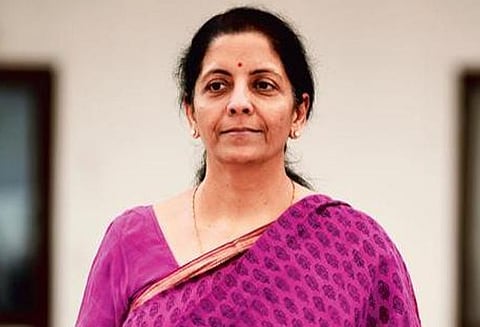 ரிமோட் கன்ட்ரோல் மூலம் இயக்குவதுடன் காங்கிரஸ் தலைவர்கள் கட்டுப்பாட்டில் குமாரசாமி இருக்கிறார் - மத்திய மந்திரி நிர்மலா சீதாராமன் பேட்டி