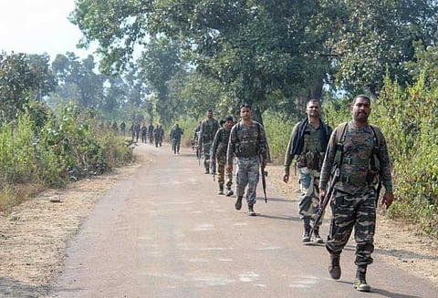 ஜார்க்கண்ட்: 3 நக்சல்கள் சுட்டுக்கொலை, சி.ஆர்.பி.எப். வீரர் பலி