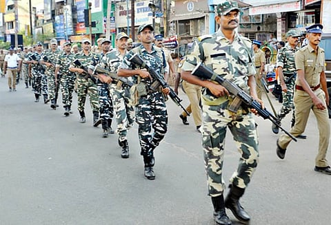 தேனி, பெரியகுளம், ஆண்டிப்பட்டியில் துணை ராணுவ வீரர்கள்- போலீசார் கொடி அணிவகுப்பு