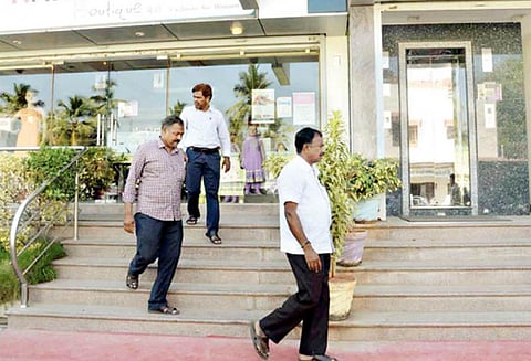 திண்டுக்கல் ரெயில் நிலையம் அருகே, தி.மு.க. நிர்வாகி வணிக வளாகத்தில் வருமானவரித்துறை சோதனை