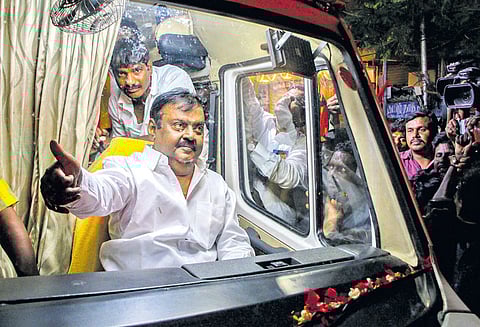 வேனில் அமர்ந்தபடி வாக்குகள் கேட்டார் சென்னையில் விஜயகாந்த் பிரசாரம் ‘மு.க.ஸ்டாலினை நம்பினால் ஏமாற்றமே’ என்று பேச்சு