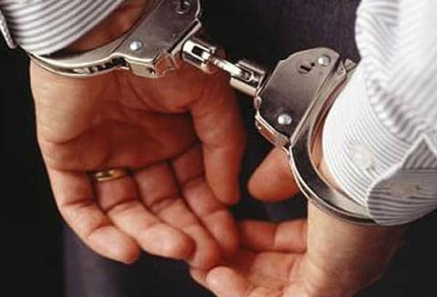 திசையன்விளையில் தபால் ஓட்டை விற்ற போலீஸ் ஏட்டு மீது வழக்கு தி.மு.க. பிரமுகர் கைது