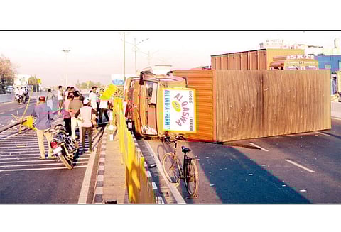 பெங்களூரு- சென்னை தேசிய நெடுஞ்சாலையில் மேம்பாலத்தில் கன்டெய்னர் லாரி கவிழ்ந்து விபத்து 2 மணிநேரம் போக்குவரத்து பாதிப்பு