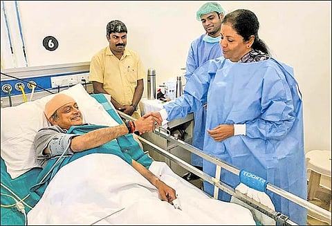 ‘துலாபாரம்’ நிகழ்ச்சியில் காயம்: சசிதரூரை சந்தித்து நிர்மலா சீதாராமன் நலம் விசாரிப்பு