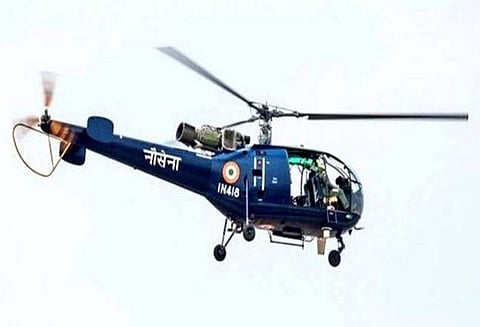 தொழில்நுட்ப கோளாறால் கடற்படை ஹெலிகாப்டர் கடலில் மூழ்கியது; 3 வீரர்கள் தப்பினர்