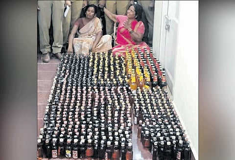 ஊத்தங்கரையில் மது பதுக்கி விற்ற 2 பெண்கள் கைது 742 பாட்டில்கள் பறிமுதல்
