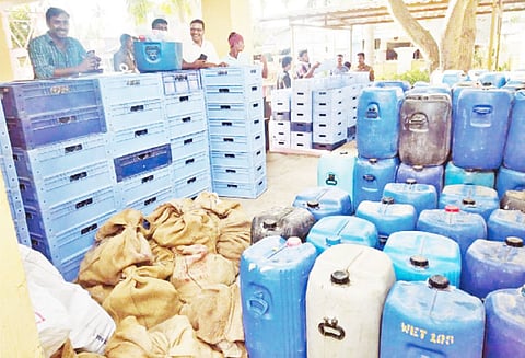 காரைக்கால் அருகே வயலில் கிடந்த 4,600 லிட்டர் சாராயம் பறிமுதல் போலீசார் விசாரணை