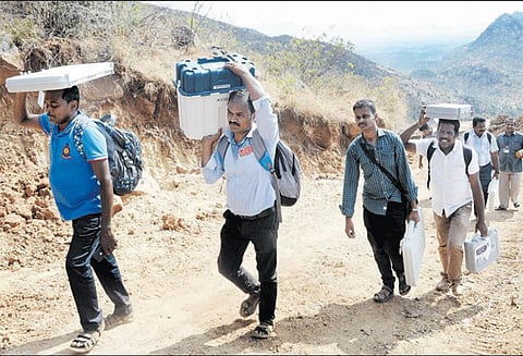 ஜருகுமலை வாக்குச்சாவடிக்கு தலைச்சுமையாக கொண்டு செல்லப்பட்ட மின்னணு ஓட்டுப்பதிவு எந்திரங்கள்