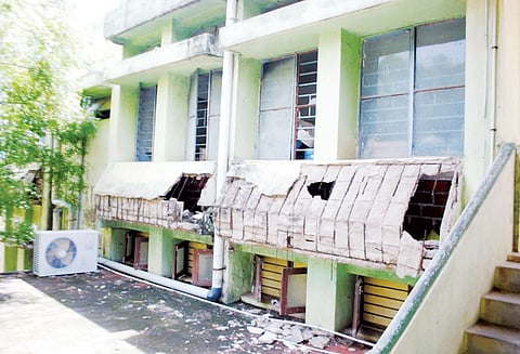 பழுதடைந்த மாவட்ட ஊரக வளர்ச்சி முகமை அலுவலகம் புதிய கட்டிடம் கட்ட சமூக ஆர்வலர்கள் கோரிக்கை