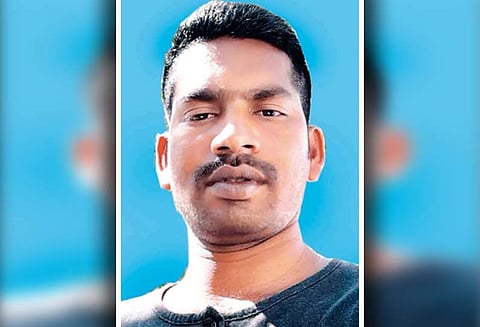 வெடிகுண்டு வீச்சில் காயமடைந்த வாலிபர் சாவு - சரணடைந்த 2 பேரை காவலில் எடுத்து விசாரிக்க போலீசார் முடிவு