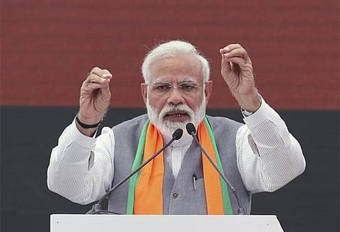 இம்ரான் கான் வீசும் பந்தை ‘ஹெலிகாப்டர் ஷாட்’ அடிப்போம் - பிரதமர் மோடி