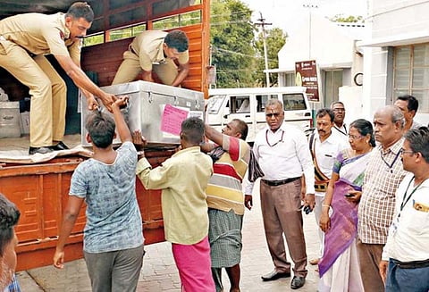மாவட்டம் முழுவதும் துப்பாக்கி ஏந்திய போலீஸ் பாதுகாப்புடன் கொண்டு செல்லப்பட்ட வாக்குப்பதிவு எந்திரங்கள்