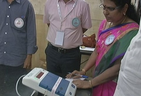 சென்னை, தூத்துக்குடி உள்பட தமிழகத்தில் உள்ள வாக்குச்சாவடிகளில் மாதிரி வாக்குப்பதிவு தொடங்கியது