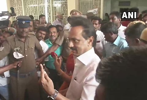 தேனாம்பேட்டையில் உள்ள வாக்குச்சாவடியில் வரிசையில் நின்று வாக்களித்தார் திமுக தலைவர் மு.க.ஸ்டாலின்